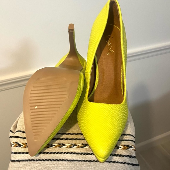 Bright florescent yellow snake embossed stilettos, micro platform. - Picture 5 of 6